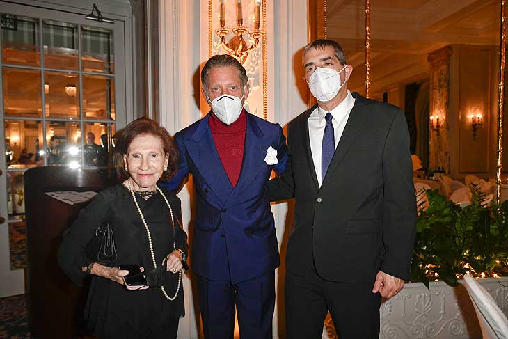 Ada Cegla, Lapo Elkann, Prof. Yitshak Kreiss   / "Drink, Dance, Donate - A Hot Party in the Snow" zugunsten des Sheba Medical Center im Hotel Carlton in St. Moritz, Schweiz am 17.02.2022 / Foto: BrauerPhotos / S.Brauer